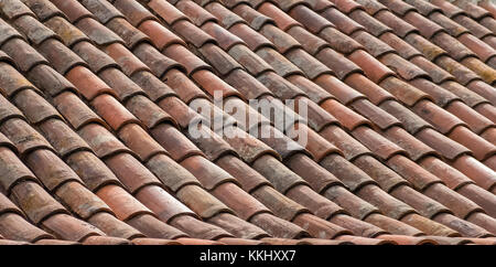 Dachziegel Hintergrund - Alte keramische Fliesen- Dach closeup - Stockfoto