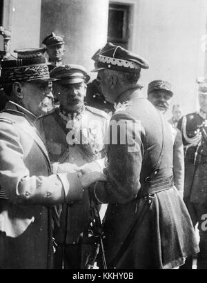 Das Foto zeigt Marschall Foch, einen französischen Militärführer, der 1923 mit General Sosnkowski von Polen unterhielt. Dieser Moment verdeutlicht die diplomatischen und militärischen Beziehungen zwischen Frankreich und Polen in der Zwischenkriegszeit. Stockfoto