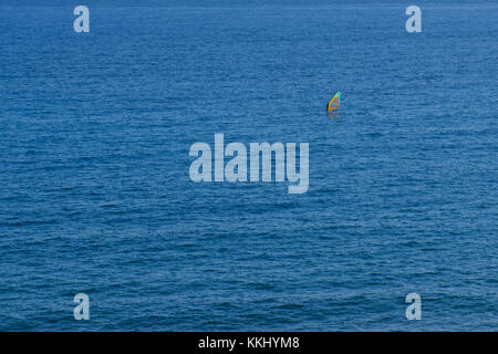 Wind surfer weit entfernt am Ocean-Antenne - Stockfoto