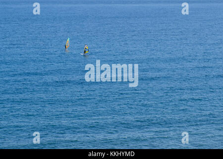 Zwei Windsurfer weit entfernt auf Ozean, Antenne - Stockfoto