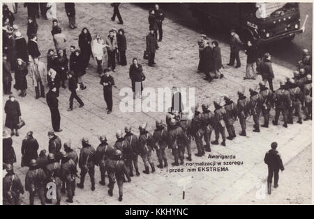 Das Kriegsrecht in Polen von 1981 bis 1983 war eine Periode politischer Unruhen, die durch die Aufhebung der bürgerlichen Freiheiten, die Militärherrschaft und die Unterdrückung der politischen Opposition gekennzeichnet war. Es war ein bedeutender Moment in der Geschichte Polens, geprägt durch die Solidaritätsbewegung und die Spannungen im Kalten Krieg. Stockfoto