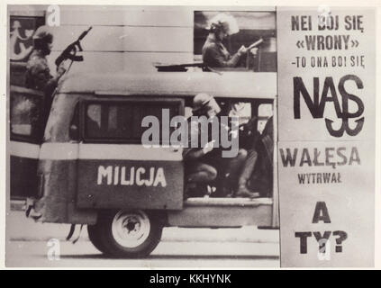 Stan wojenny W Polsce bezieht sich auf das Kriegsrecht in Polen von 1981 bis 1983. Es war eine Periode politischer und militärischer Kontrolle, die von der polnischen Regierung zur Unterdrückung der Opposition während der Solidaritätsbewegung durchgesetzt wurde. Stockfoto