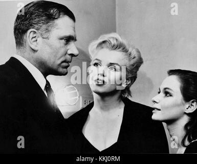 Dieses Bild fängt einen bemerkenswerten Moment mit den Schauspielern Laurence Olivier, Marilyn Monroe und Susan Strasberg ein und zeigt eine berühmte Zusammenarbeit in der Filmgeschichte, wahrscheinlich aus der Produktion von „der Prinz und das Showgirl“. Stockfoto