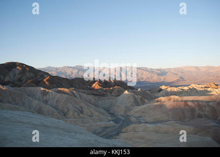 Sonnenaufgang im Death Valley, Kalifornien. ersten Strahlen der Sonne auf den Bergen Stockfoto