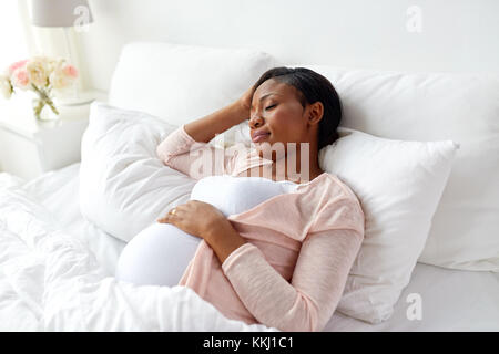 Schwangere afrikanische amerikanische Frau schlafen zu Hause Stockfoto