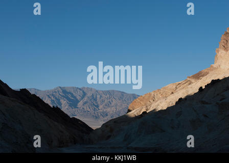 Blick auf goldenen und schwarzen Berge mit blauer Himmel ohne Wolken Stockfoto