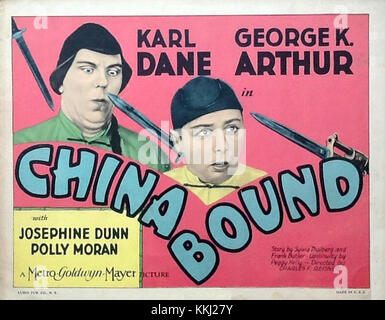 Die China Bound Lobbykarte ist ein Werbeartikel für den Film der 1950er Jahre. Es enthält Schlüsselbilder und Charaktere aus dem Film, der sich um eine abenteuerliche Reise in China dreht. Der Film war Teil des Actionabenteuer-Genres und spiegelt die Faszination der Epoche für exotische Schauplätze und dramatische Storylines wider. Stockfoto