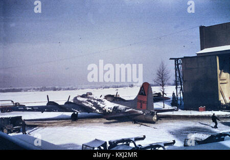 RAF Bassingbourn, Heimat der 91st Bombardment Group, war während des Zweiten Weltkriegs ein wichtiger Luftwaffenstützpunkt der B-17 Fliegende Festung, Seriennummer 43–38083, war Teil der Operationen der groupâ und trug zu strategischen Bombeneinsätzen bei. Stockfoto