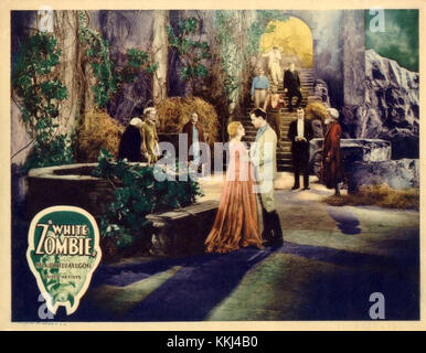 Eine Vintage-Lobbykarte mit Werbekunstwerken für den Film „White Zombie“ aus dem Jahr 1932 mit Bela Lugosi. Die Karte zeigt eine dramatische Szene aus dem Film und hebt seine Horrorelemente und den klassischen Kinostil hervor. Stockfoto