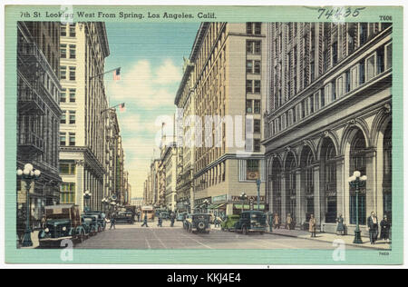 Dieses Bild zeigt eine Ansicht der 7th Street, die westlich von der Spring Street in Los Angeles, Kalifornien, blickt. Es fängt eine urbane Szene mit bemerkenswerten Gebäuden und Stadtbildern ein. Stockfoto
