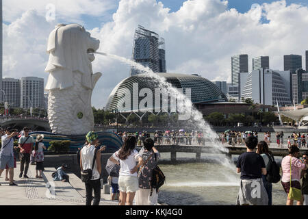 Touristen, die auf der Suche nach der legendären lion Anzeige Brunnen am Merlion Park, 1 Fullerton, Singapur. Es hat in dieser Lage seit 2002 Stockfoto