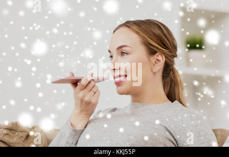 Frau mit Smartphone Befehl Diktiergerät Stockfoto