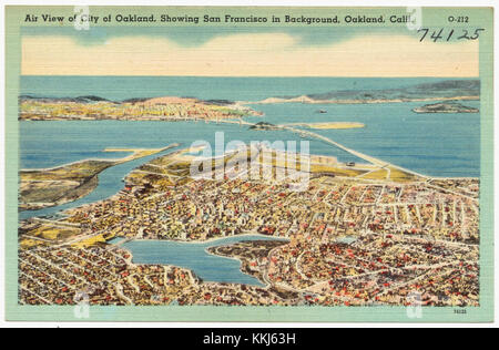 Ein Luftbild von Oakland, Kalifornien, mit San Francisco im Hintergrund, das die geographische Beziehung zwischen den beiden Städten verdeutlicht. Stockfoto