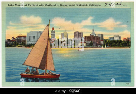 Lake Merritt bei Dämmerung mit Oakland im Hintergrund, Oakland, Kalifornien (74126) Stockfoto