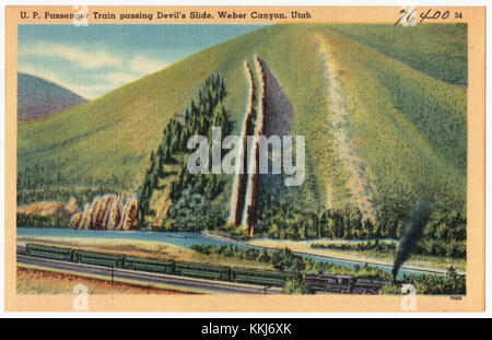 Ein Zug der Union Pacific fährt durch den Weber Canyon in Utah, vorbei an der dramatischen Felsformation Devil's Slide. Das Bild zeigt die malerische Eisenbahnstrecke und die bergige Landschaft der Region. Stockfoto
