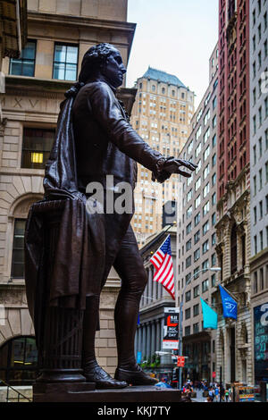 Statue von Präsident George Washington außerhalb der Federal Hall an der Wall Street, New York City, USA Stockfoto