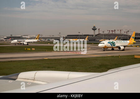 Tiger und einem Cebu Pacific air.com Ebenen bei internationalen Flughafen Changi in Singapur Stockfoto