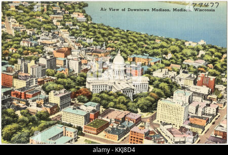 Diese Luftaufnahme zeigt die Innenstadt von Madison, Wisconsin, und zeigt die Gebäude, Straßen und Grundrisse der Stadt. Madison ist die Hauptstadt des Bundesstaates, bekannt für ihre Bildungseinrichtungen und Parks. Stockfoto