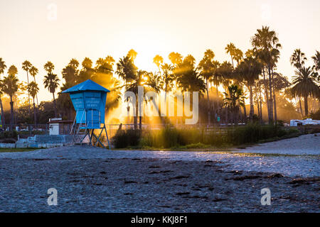 Silhouetten von Palmen bei Sonnenuntergang, Strand Santa Barbara, Südkalifornien, USA Stockfoto