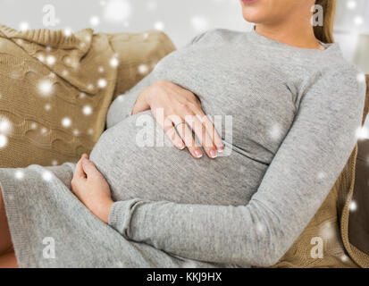 Nahaufnahme von schwangere Frau mit dicken Bauch Stockfoto