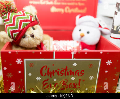 Vintage festliche braun Teddy trägt dann eine Wollmütze in einem roten Weihnachten Geschenk Box mit weichem Plüsch Schneemann in Großbritannien Stockfoto