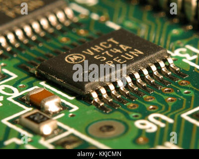 Diese Abbildung zeigt einen integrierten Schaltkreis auf einem Mikrochip, einer der wichtigsten Komponenten moderner Elektronik. Integrierte Schaltungen haben die Technologie revolutioniert, indem sie kompakte, leistungsstarke Geräte ermöglichen. Stockfoto