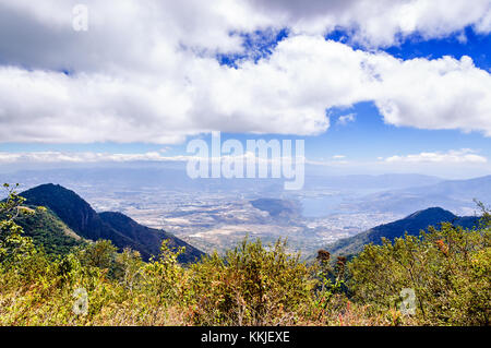 Hügel Aussicht auf das Tal und den See Amatitlan in der Nähe von Antigua, Guatemala, Mittelamerika Stockfoto