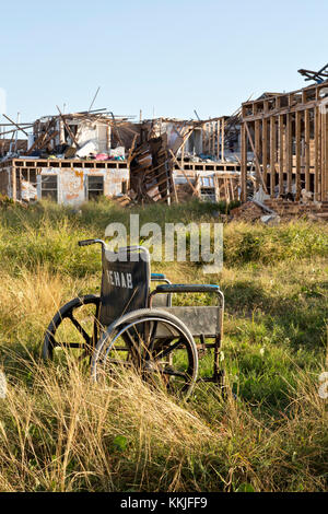 Abgebrochene Rollstuhl, Einstellung im gemeinsamen Raum, zerstört zweistöckigen Wohneinheiten, Hurrikan 'Harvey' 2017. Stockfoto