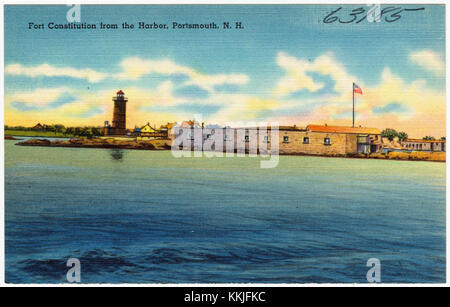 Dieses Foto zeigt Fort Constitution vom Hafen in Portsmouth, New Hampshire. Das Fort, das eine Schlüsselrolle in der amerikanischen Geschichte spielte, wird aus der Ferne betrachtet und zeigt seine historische Bedeutung und seine strategische Lage am Wasser. Stockfoto