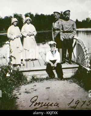 Dieses historische Bild aus dem Jahr 1915 zeigt Olga Romanov, Tatiana Romanov, Alexei Romanov, Zar Nikolaus II. Und einen unbekannten Mann in Rospha, Russland. Diese Fotografien wurden von Zar Nikolaus II. Aufgenommen, der persönliche Momente während des Ersten Weltkriegs festgehalten hat Stockfoto