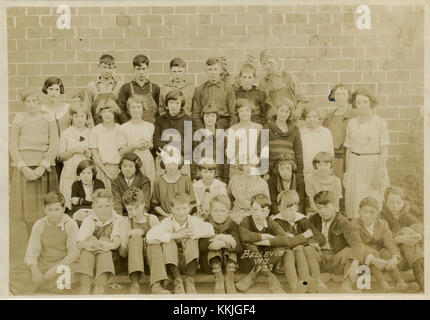 Dieses Foto von 1923 aus Bellevue, Washington, zeigt eine Gruppe von Kindern mit Jack in der Mitte links in der unteren Reihe. Das Bild fängt einen Moment des Alltags im Amerika des frühen 20. Jahrhunderts ein. Stockfoto
