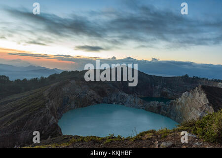 Dämmerung bricht über danau kootainuamuri und danau alapolo, zwei von drei Kraterseen am Kelimutu Nationalpark in Indonesien. Stockfoto