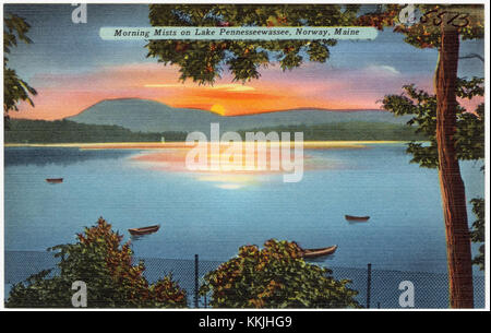 Dieses Foto fängt die ruhige Schönheit des Morgennebels über dem Lake Pennesseewassee in Norwegen, Maine, ein malerisches und ruhiges Naturbild ein. Stockfoto