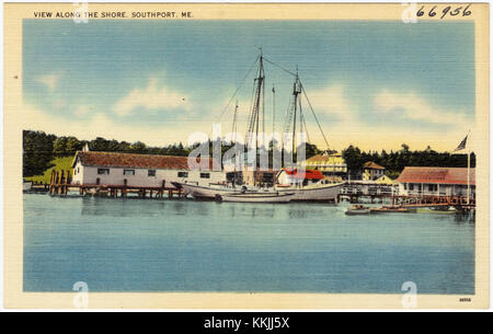 Eine malerische Aussicht entlang der Küste von Southport, Maine, mit Blick auf die Küstenlandschaft. Das Bild zeigt die Schönheit der Küste mit Wasser, Felsen und Küstenvegetation, die charakteristisch für die Küste von Neuengland ist. Stockfoto