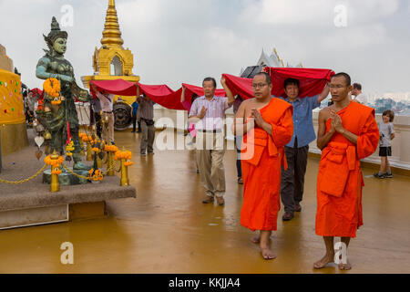 Bangkok, Thailand. Wat Saket (Phu Khao Thong), Der goldene Berg. Mönche Leitung Spender rund um den goldenen Chedi. Stockfoto