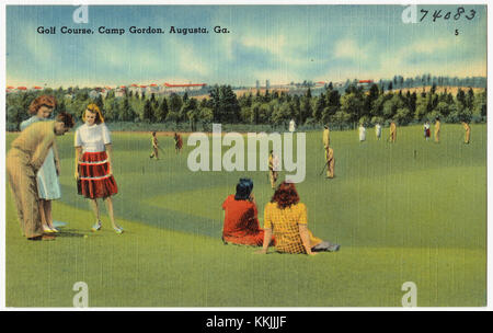 Das Bild mit dem Titel *Golf Course, Camp Gordon, Augusta, Ga.* zeigt einen Golfplatz am Camp Gordon in Augusta, Georgia, der für seine gut gepflegte Anlage und seine Verbindung mit militärischer Ausbildung und Erholung bekannt ist. Stockfoto