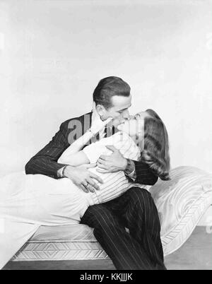 Eine Publicity aus dem Film *The Big Sleep* mit einer dramatischen Szene. Das Bild fängt einen Moment des klassischen Noir-Films ein und betont seine ikonischen Charaktere und Atmosphäre. Stockfoto