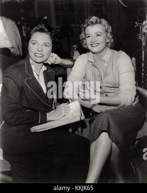 Jane Wyatt und Constance Ford traten zusammen in der TV-Show „Father Knows Best“ auf, einer populären amerikanischen Sitcom aus den 1950er Jahren Wyatt spielte Margaret Anderson, während Ford ihren Freund porträtierte. Die Show konzentrierte sich auf das Familienleben in den Vorstädten Amerikas. Stockfoto