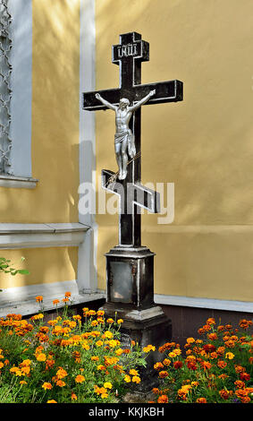 Die Heilige Kosmas und die Nekropole der Damian-Kirche beinhalten das Grabkreuz von Piotr Iwanowitsch Sinowjew, einer historischen Figur, die 1911 starb. Sein Grabkreuz ist ein bedeutendes Denkmal auf dem Friedhof der Kirche, das seinen Tod und seine Beiträge während des frühen 20. Jahrhunderts kennzeichnet. Stockfoto