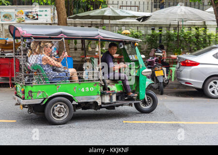 Bangkok, Thailand. Tuk-tuk, ein Dreirädriges Motorrad Taxi. Stockfoto