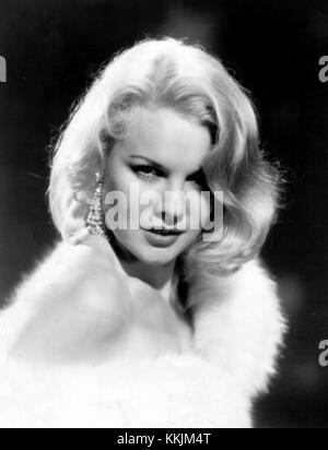 Dieses Bild von Carroll Baker aus dem Film The Carpetbaggers (1964) stellt die Schauspielerin in einer Schlüsselrolle dar. Der Film, ein Drama über die amerikanische Filmindustrie, ist bekannt für seine Darstellung des goldenen Zeitalters Hollywoods. Stockfoto