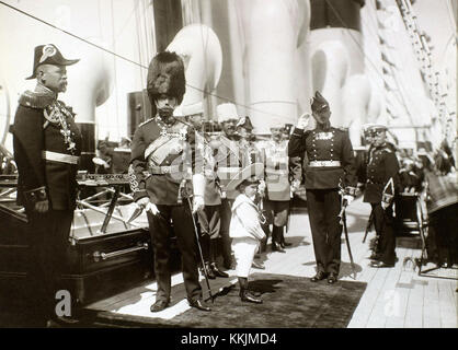 Dieses Bild zeigt den Zaren Nikolaus II. Von Russland und seinen Sohn Alexei 1908 in Reval (heute Tallinn, Estland) und bietet einen Einblick in die russische Kaiserfamilie während des frühen 20. Jahrhunderts. Stockfoto