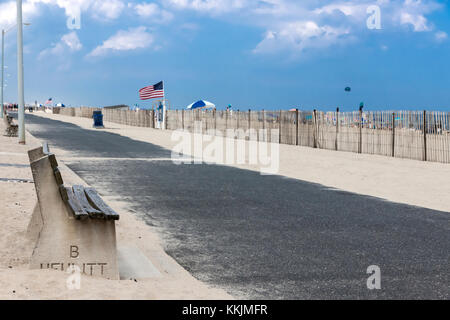 Holzbank entlang am Strand Manasquan der Gehweg in New Jersey. Stockfoto