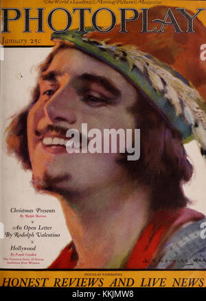 Ein Porträt von Douglas Fairbanks aus dem Magazin *Photoplay* im Januar 1923. Der Schauspieler, eine Hollywood-Legende aus der Stummfilmzeit, ist in diesem ikonischen Bild aus dem Kino des frühen 20. Jahrhunderts festgehalten. Stockfoto
