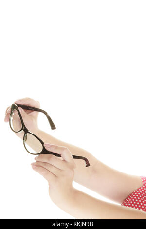 Augenheilkunde, Sehstörungen, stilvolle Brillen Konzept. frau Hände halten Retro schwarz Gläser. Studio shot isoliert Stockfoto