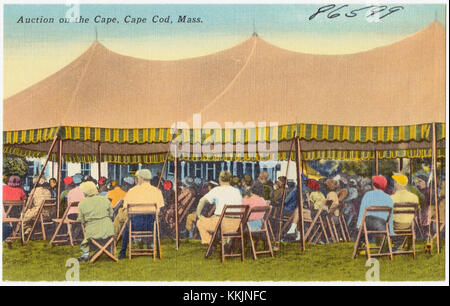 Eine Auktionsveranstaltung in Cape Cod, Massachusetts, bei der regionale Waren und Sammlerstücke präsentiert werden. Die Auktion betont die lokale Kultur von Kap Codâ und die historische Bedeutung der Region. Stockfoto