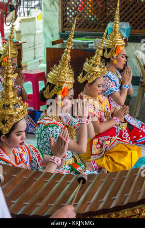 Bangkok, Thailand. Erawan Schrein. Tänzer Tänze als einen Segen für die Spender. Stockfoto