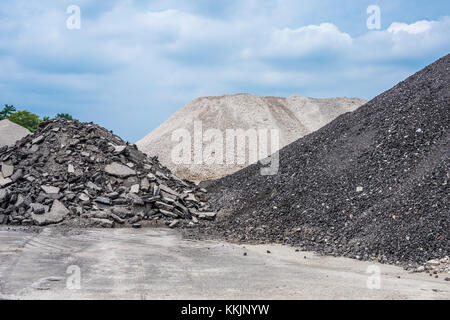 Stapel von Asphalt, Bauschutt. Stockfoto