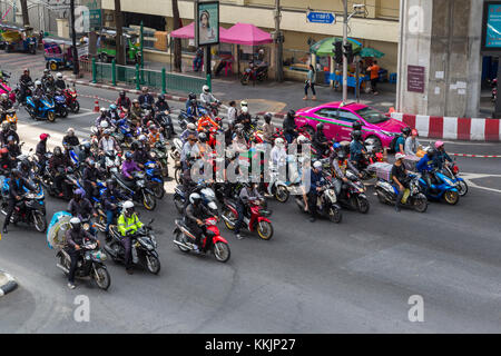 Bangkok, Thailand. Motorräder an der Kreuzung von der Erawan Schrein. Stockfoto