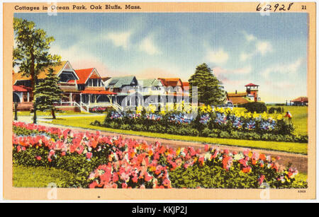 Dieses Bild zeigt Cottages im Ocean Park in Oak Bluffs, Massachusetts. Bekannt für seine viktorianische Architektur, ist dieses Viertel ein beliebtes Touristenziel auf Martha's Vineyard. Stockfoto